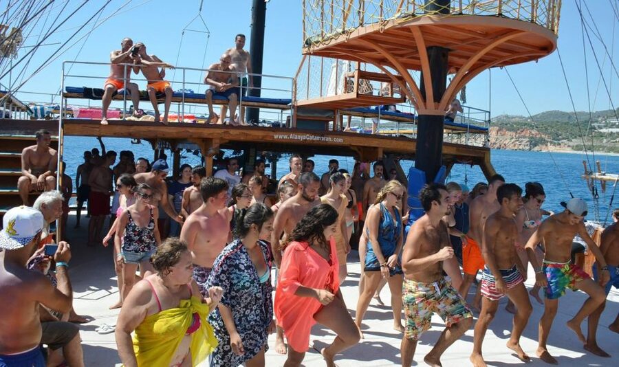 Alanya: Catamaran Boat Trip with Sunbathing and Swimming - What the $28 price really covers