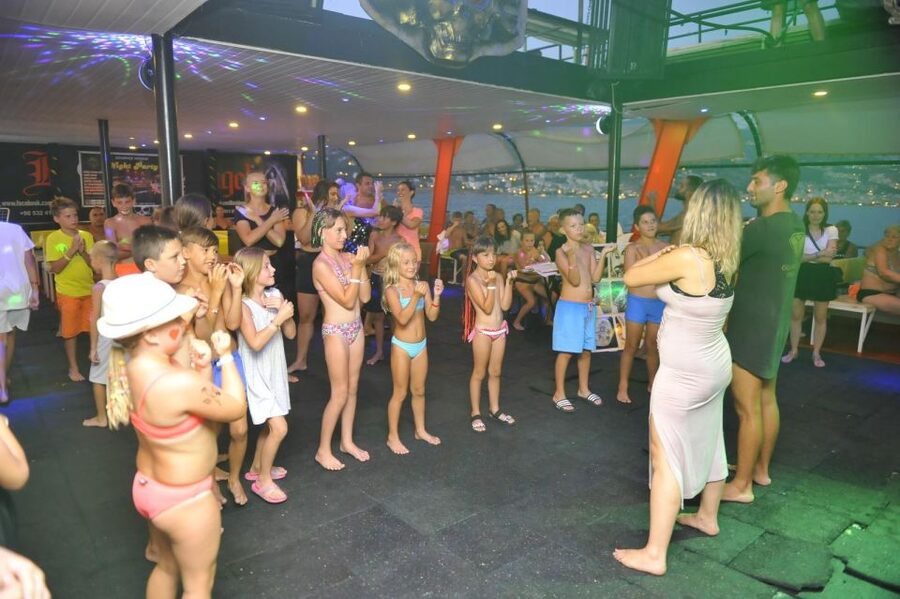 Alanya: Evening Jeep Tour with Sunset Boat Trip and Dinner - Dinner beside the Dim River