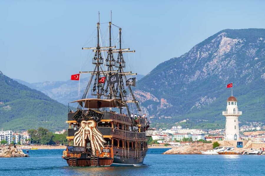 Alanya: Pirate Boat Trip with Lunch and Drinks - The Alanya coast from the harbor