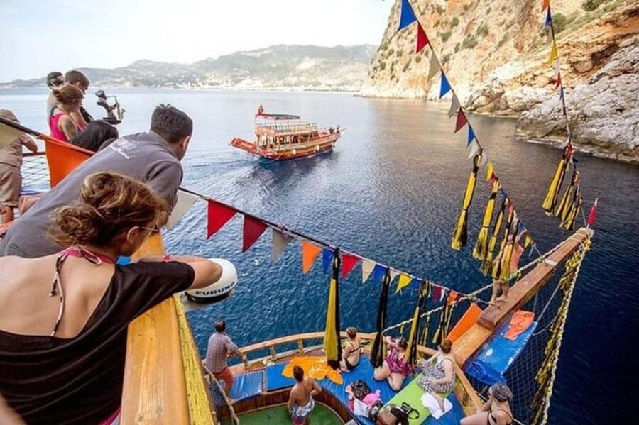 Alanya: Pirates Boat Trip with Lunch and Hotel Pickup - Seeing Alanya Castle, the Red Tower, and Old Shipyard from the water