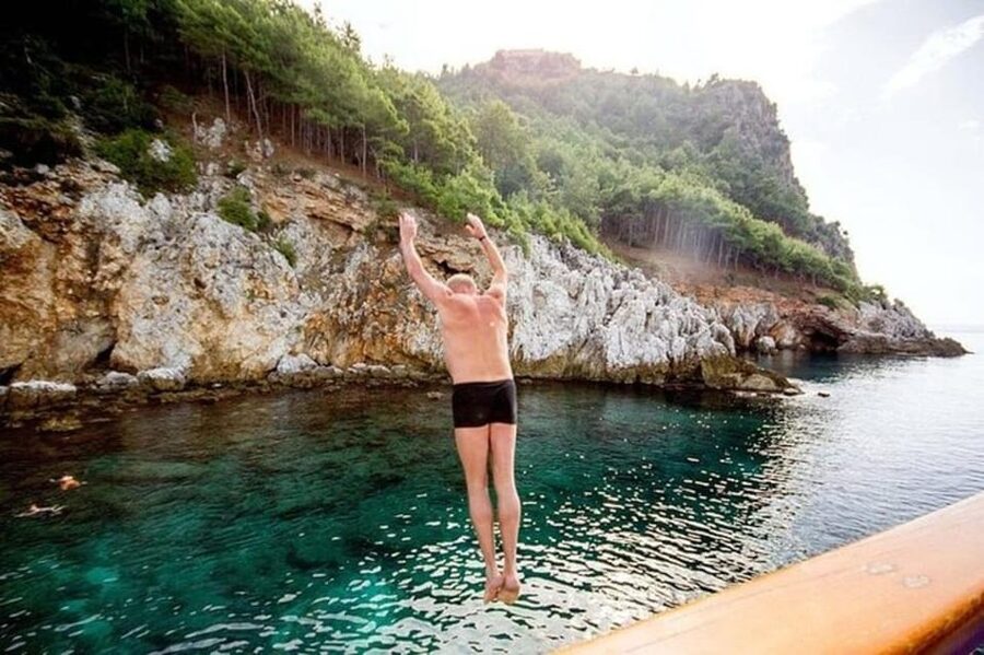 Alanya: Pirates Boat Trip with Lunch and Hotel Pickup - Three caves and a short photo stop