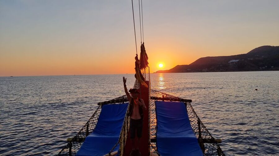 Alanya: Sunset Cruise with Dinner - Red Tower, shipyard, and Cleopatra Beach