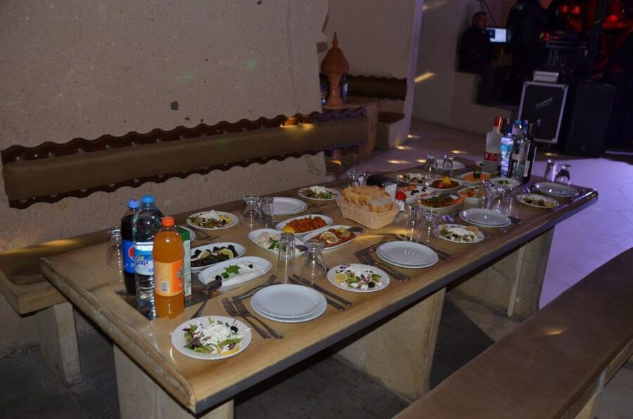 Avanos: Turkish Music and Dance Show with Dinner & Drinks - From mezes and Turkish wine to the first dance