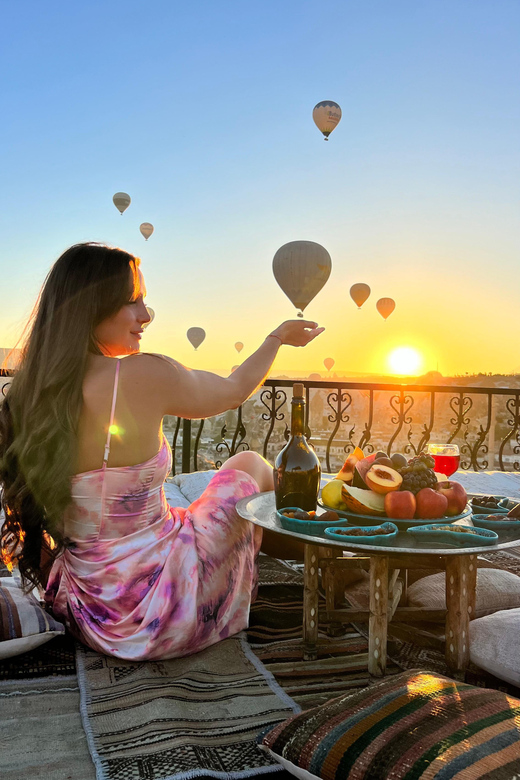 Cappadocia: Terrace Photo Spot With Balloon Flight View - The Terrace Props and Photo Setup