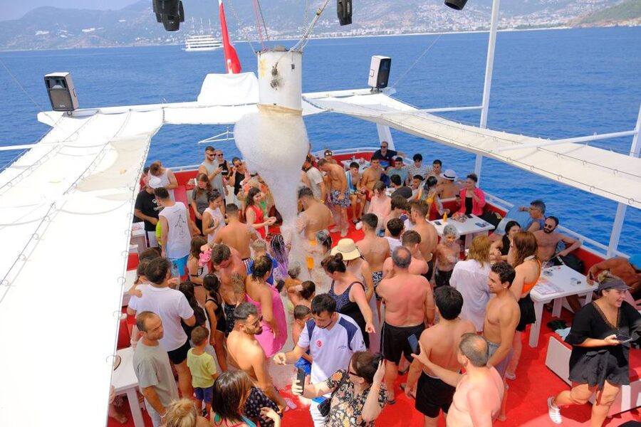 From Alanya: Boat Tour with Unlimited Soft Drinks and Lunch - The real value at $21