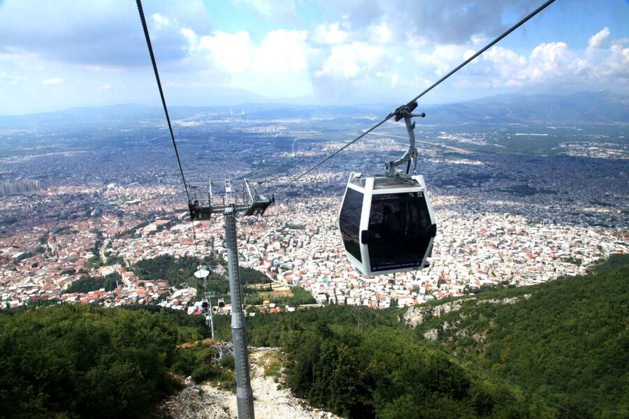From İstanbul: Bursa Uludağ Mountain Tour & Cable Car Ride - The guides and the group-tour rhythm