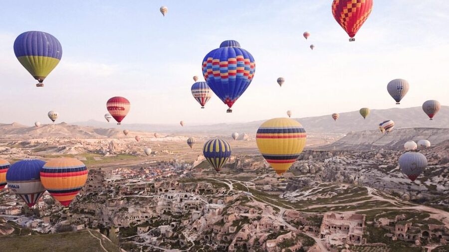 Göreme: Sunrise Hot Air Balloon Flight Over Cappadocia - Getting the best photographs from the basket