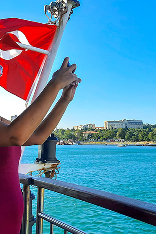 Istanbul: Asian Side Walking Tour with Ferry Ride - What the Guide Adds to the Walk
