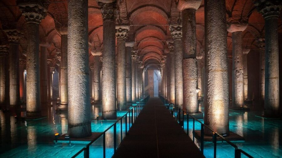 Istanbul: Basilica Cistern Skip-the-line Entry & Guided Tour - Meeting your guide across from Hagia Sophia