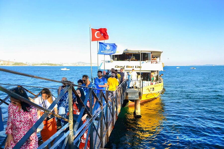 Istanbul: Bosphorus Cruise w/Audio Guide and Sunset Option - The Golden Horn and the first city views