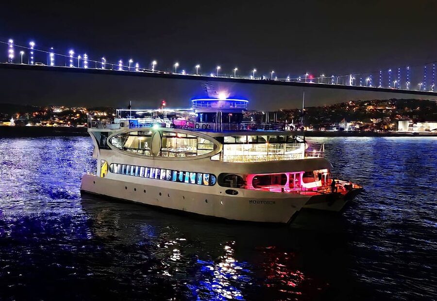 Istanbul: Bosphorus Cruise with Dinner Show - What happens on stage
