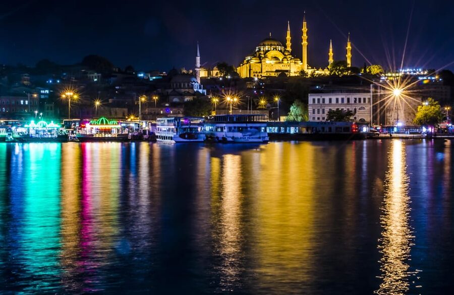Istanbul: Bosphorus Dinner Cruise Incl. Drinks with Transfer - What you see from Dolmabahçe to Ortaköy