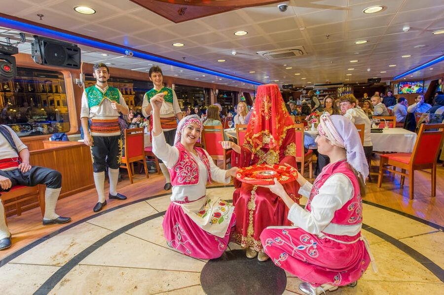 Istanbul: Bosphorus Dinner Cruise Incl. Drinks with Transfer - Turkish dancing, music, and the party atmosphere