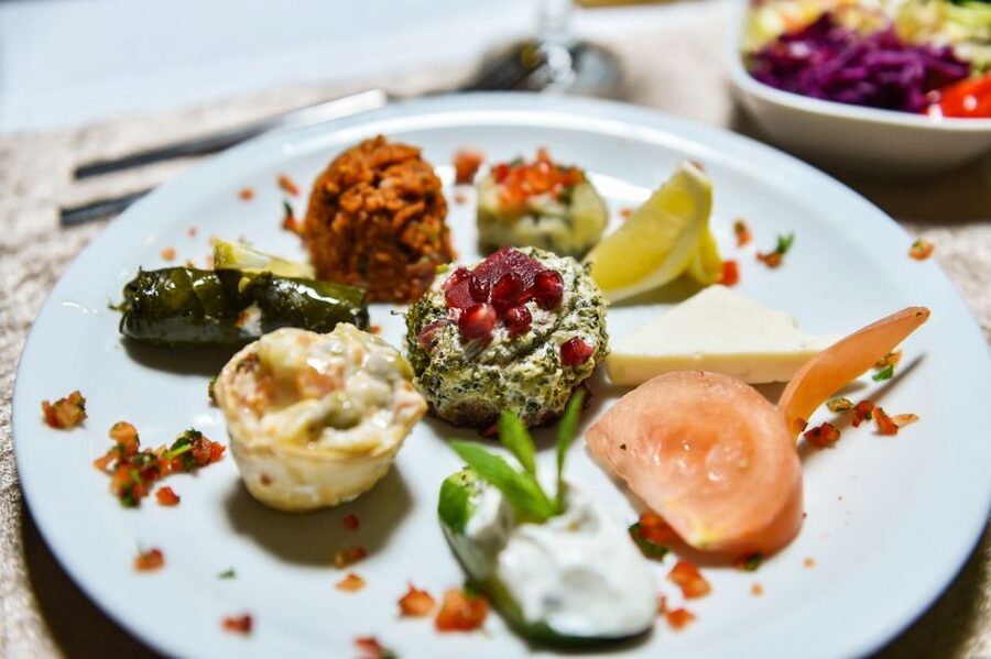 Istanbul: Bosphorus Dinner Cruise w/ Drinks & Entertainment - Dinner, drinks, and what to expect at the table