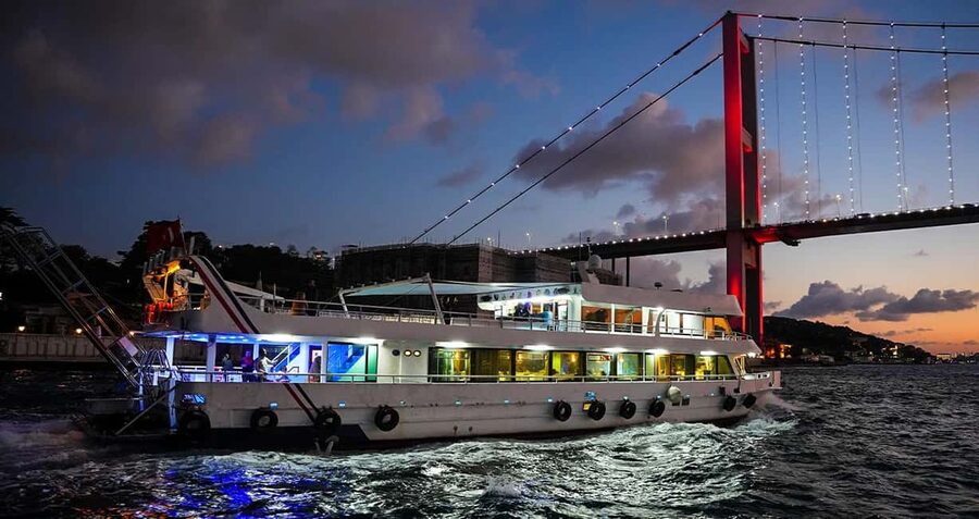 Istanbul: Bosphorus & Golden Horn Cruise Daytime or Sunset - Starting in Sultanahmet: finding the guide and boat