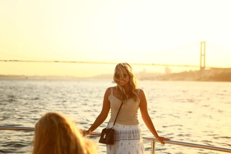 Istanbul: Bosphorus Private Guided Yacht Cruise with Snacks - Meeting at Kuruçeşme Park