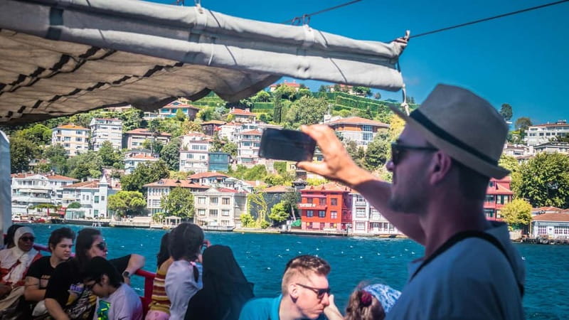 Istanbul: Bosphorus Sightseeing Cruise Tour with Audio Guide - Tea, audio, Wi-Fi, and the onboard setup