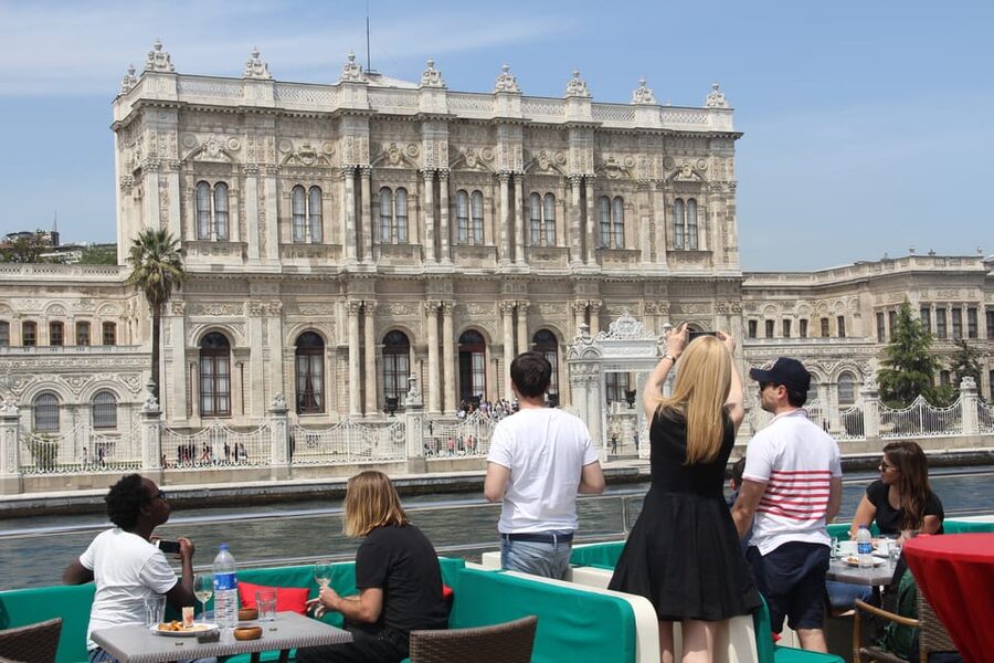 Istanbul: Bosphorus Strait and Black Sea Lunch Cruise - Dolmabahçe Palace, mosque, and Çırağan Palace