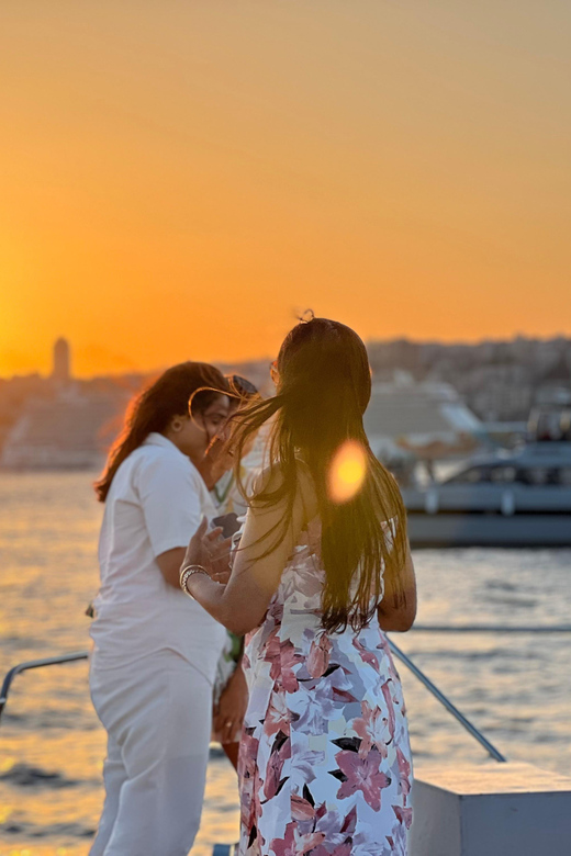 Istanbul: Bosphorus Sunset Cruise on a Luxury Yacht - Anadolu Fortress and Kucuksu Palace on the Asian shore