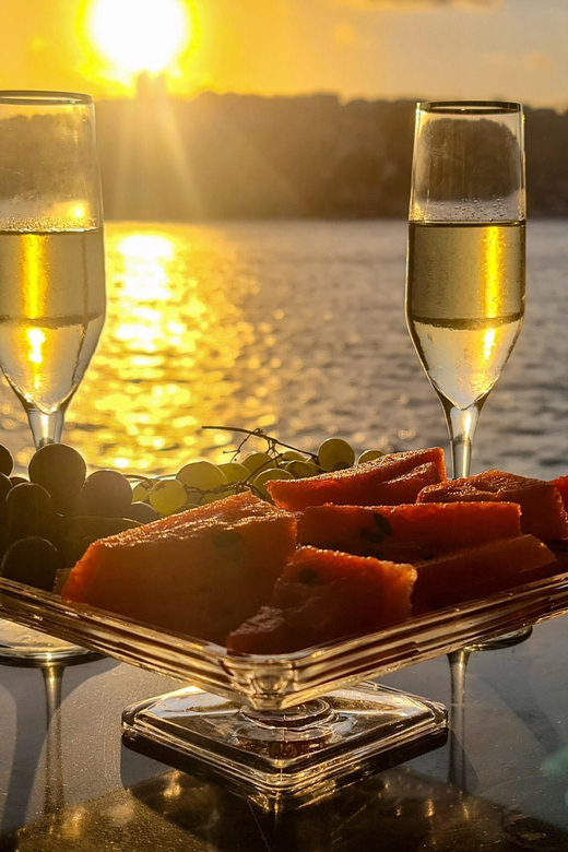Istanbul: Bosphorus Sunset Cruise with Drinks & Snack - Why the Bosphorus is the right place to watch Istanbul change color