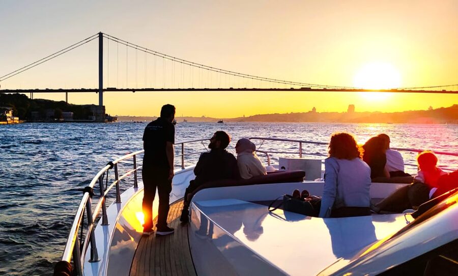 Istanbul: Bosphorus Sunset Yacht Cruise with Live Guide - Why a sunset cruise suits Istanbul so well