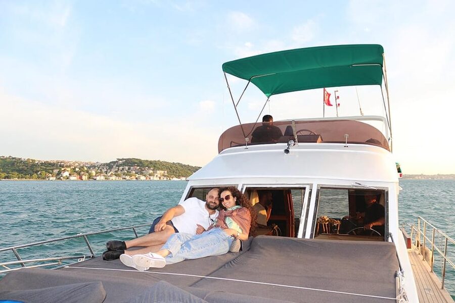 Istanbul: Bosphorus Yacht Cruise at Sunset with Snacks - Finding your best seat on the yacht