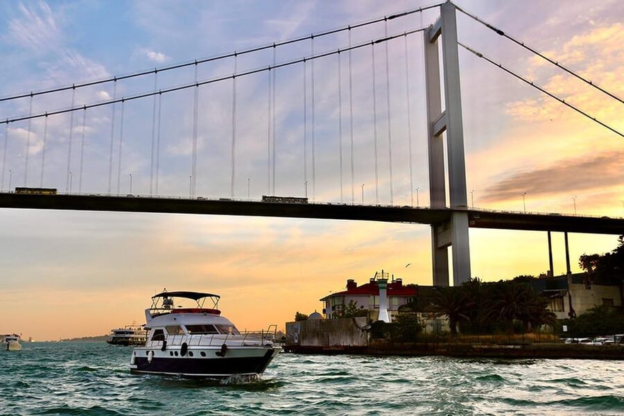 Istanbul: Bosphorus Yacht Cruise at Sunset with Snacks - Who should book this Bosphorus cruise