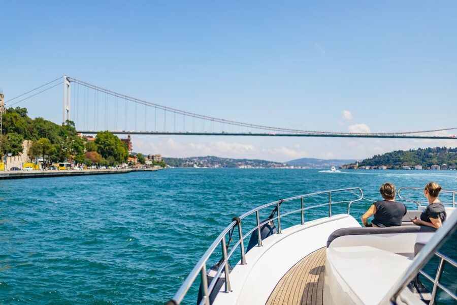 Istanbul: Bosphorus Yacht Cruise with Stopover on Asian Side - Why the Bosphorus is the best way to read Istanbul