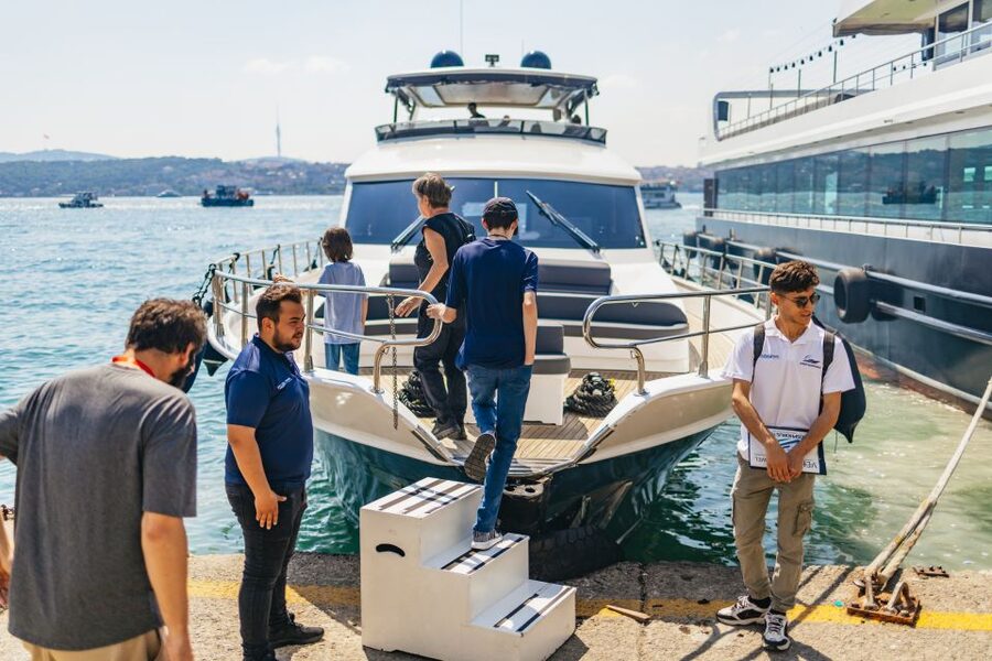 Istanbul: Bosphorus Yacht Cruise with Stopover on Asian Side - Tea, coffee, and light food on board