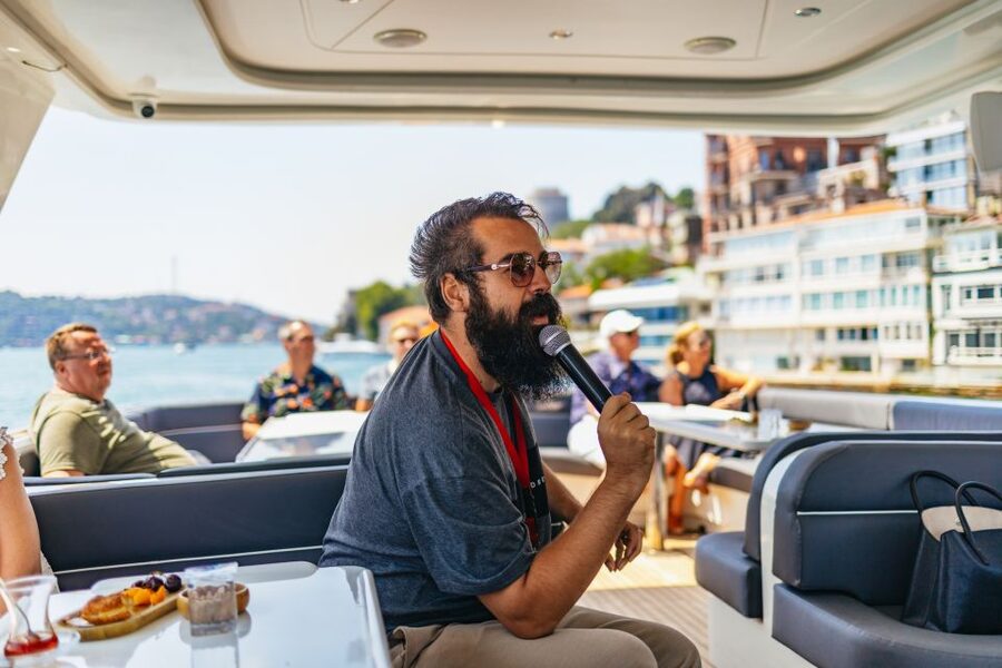 Istanbul: Bosphorus Yacht Cruise with Stopover on Asian Side - Maiden’s Tower and the return toward Europe