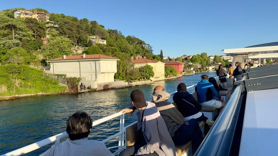 Istanbul: Daytime or Sunset Sightseeing Cruise & Audio Guide - The first sights: Maiden’s Tower, Kuzguncuk, and Beylerbeyi