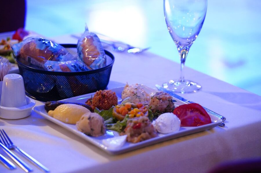 Istanbul: Dinner Cruise and Entertainment with Private Table - Key points to know before booking