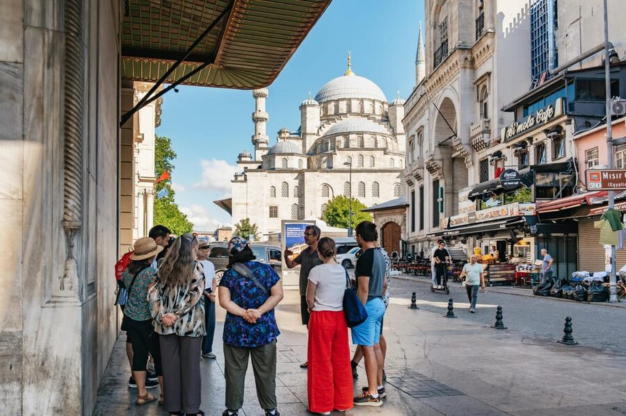 Istanbul: European and Asian Side Guided Foodie Walking Tour - What the guide adds to the food
