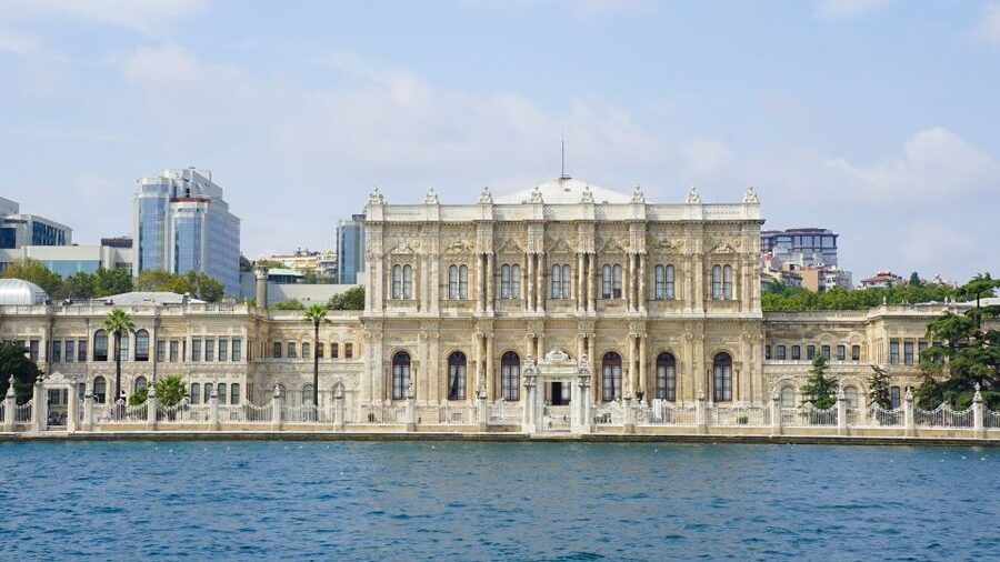 Istanbul: Explore Bosphorous on a Sunset Boat Cruise - Tea, seating, Wi-Fi, and comfort on board