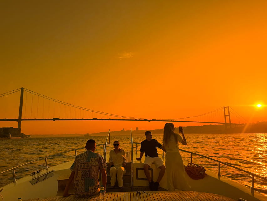 Istanbul: Morning or Sunset Cruise with Guide and Snacks - Maiden’s Tower and the return toward Kabataş