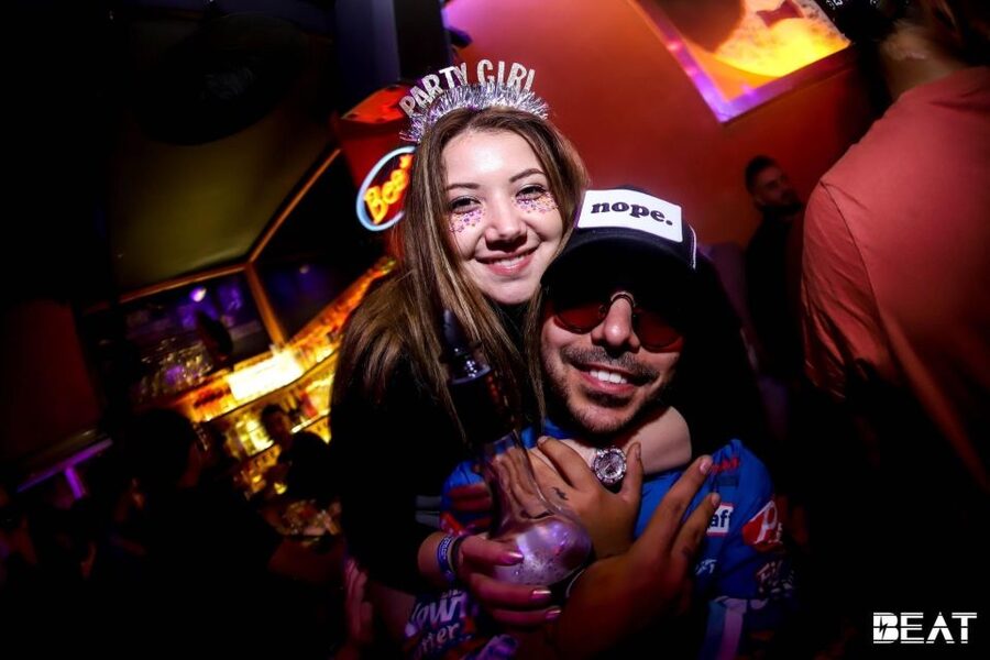 Istanbul: Party Pub Crawl with Party Bus - Meeting strangers at the first bar