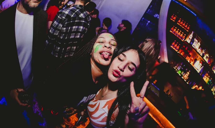 Istanbul: Rooftop Pub Crawl with Party Bus - Why this Istanbul night works for solo visitors