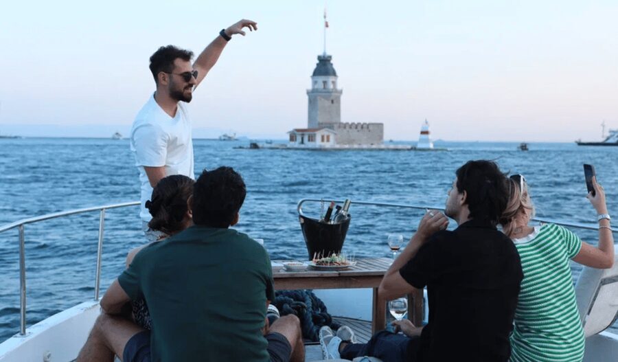 Istanbul: Small Group Yacht Tour with Unlimited Wine - Maiden’s Tower and the historic peninsula