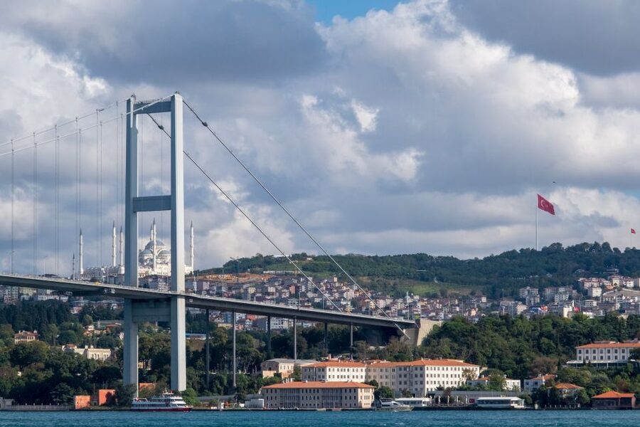 Istanbul: Sunset or Day Small-Group Yacht Cruise with Snacks - What the food and service are really like