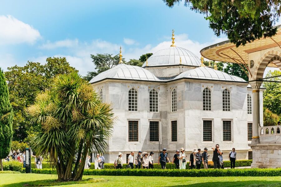Istanbul: Topkapi Palace and Harem Guided Tour with Ticket - What the guides do especially well