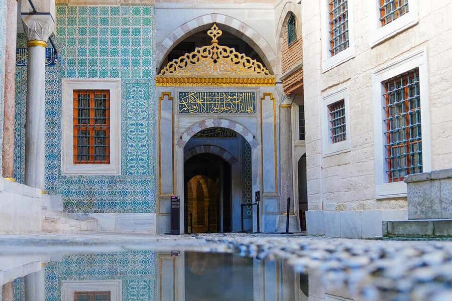 Istanbul: Topkapi Palace & Harem Museum Ticket & Audio Guide - Courtyards, collections, and royal treasures
