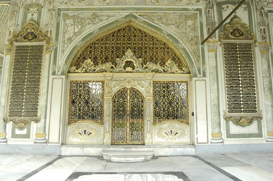 Istanbul: Topkapi Palace & Harem Tour Skip-the-Line Ticket - Entering through the four Ottoman courtyards
