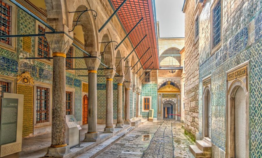 Istanbul: Topkapi Palace & Harem Tour Skip-the-Line Ticket - Treasures, arms, and sacred objects