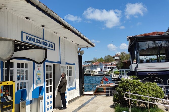 Luxury Bosphorus Yacht Cruise – Stopover in Asian Side - What the yacht is like on board