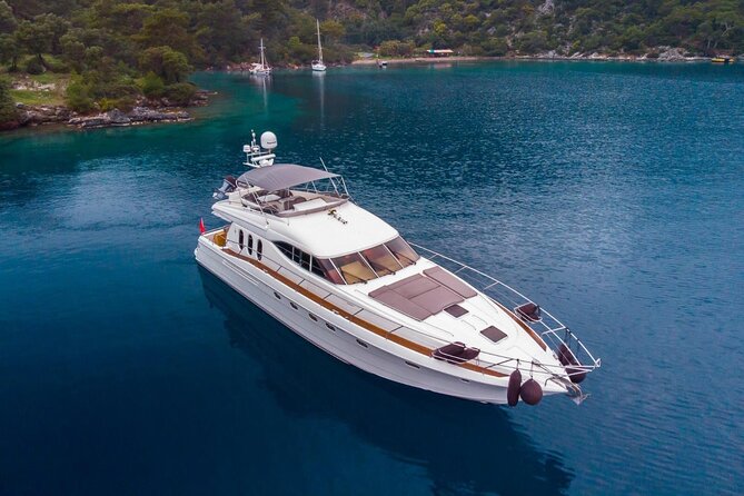 Private Luxury Yacht Cruise on Bosphorus - The Asian shore, Anadolu Hisarı, and Küçüksu