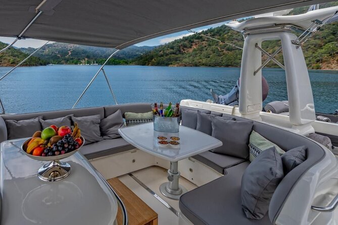 Private Luxury Yacht Cruise on Bosphorus - Beylerbeyi Palace and Maiden’s Tower