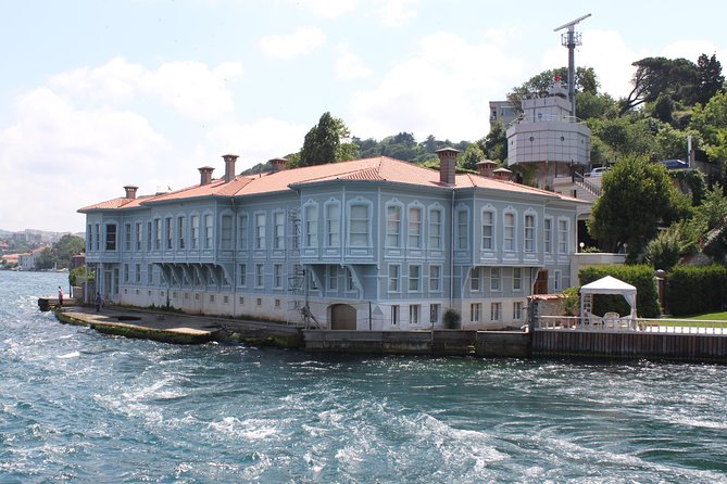 Small Group Full-Day Istanbul: Old City, Bosphorus Cruise & Lunch - Lunch breaks up the walking